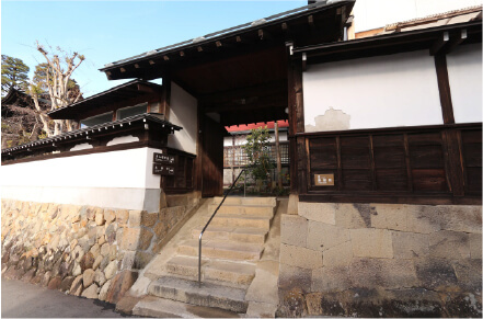 東山寺町を代表するお寺大雄寺。お寺の東側が古道平湯街道の入口です。ここからが古道平湯街道です。２８０m進むと東山庵です。