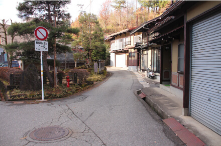 車での入路。国道１５８号線から平湯街道への玄関口ここから東山庵はすぐ70m。0７－0９時　１３-１６時は歩行者専用時間となり車は入れないので注意。